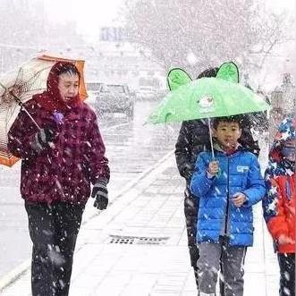 近几天天气预报，气温骤降，雨雪来袭，出行需谨慎