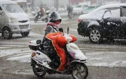 未来三天雨雪降温来袭，出行请注意安全