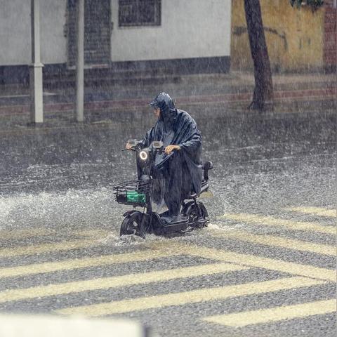 北京发布暴雨大风双预警，市民需加强防范