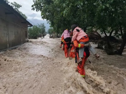 四川暴雨多地拉响警报 救援力量全力应对