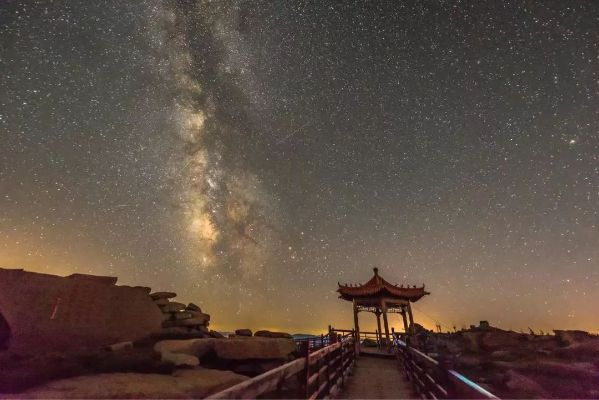 一半是风沙，一半是星河